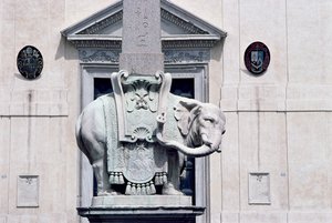 オベリスクを支える象、1667年（大理石）